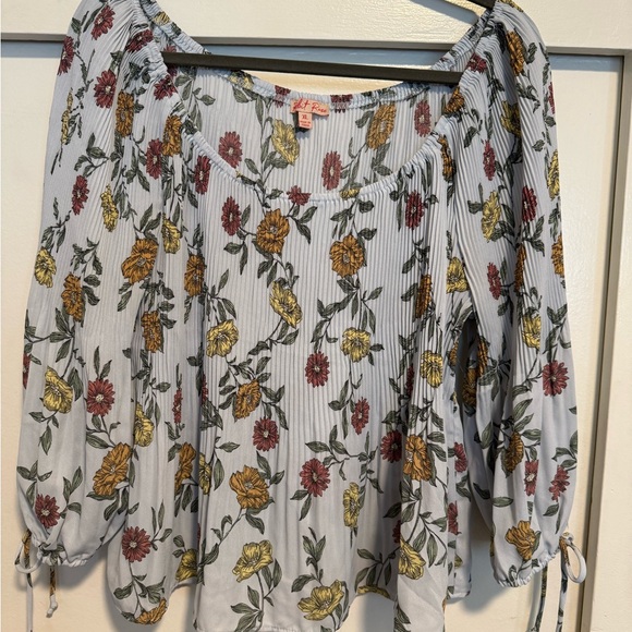 Elegant Floral Off-Shoulder Blouse - Picture 2 of 7